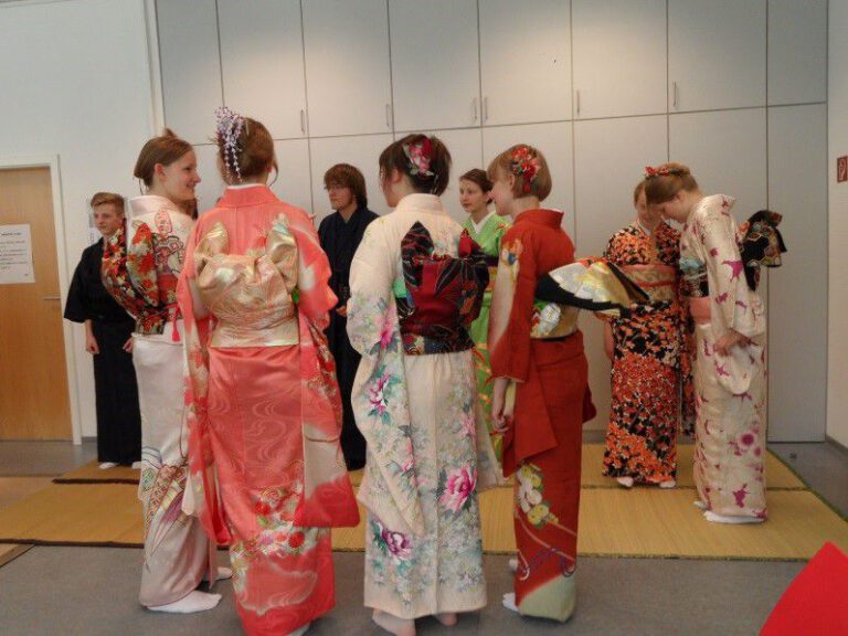 Schüler der Japanisch AG bei einer Kimonoanprobe im Japanischen Club in Düsseldorf